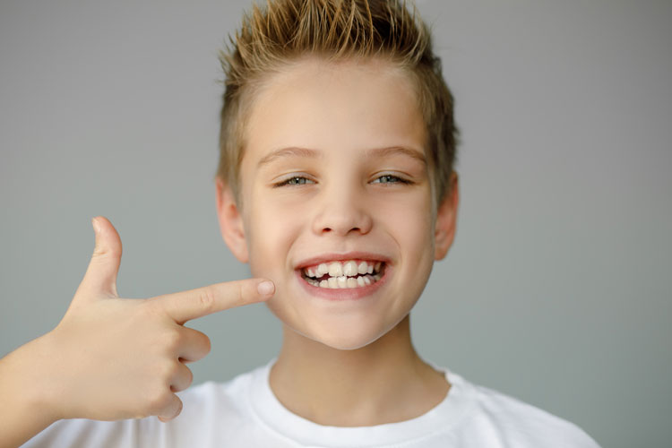 Sourire d'enfant — orthodontie pédiatrique au cabinet du Dr Artz à Mauguio